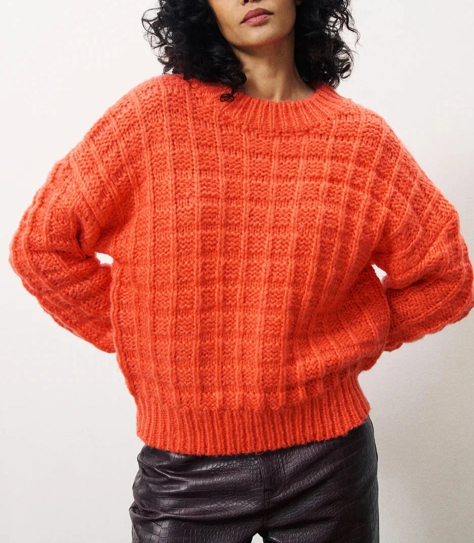 Chjara Sweater in Coral Fitted Slim Tailored